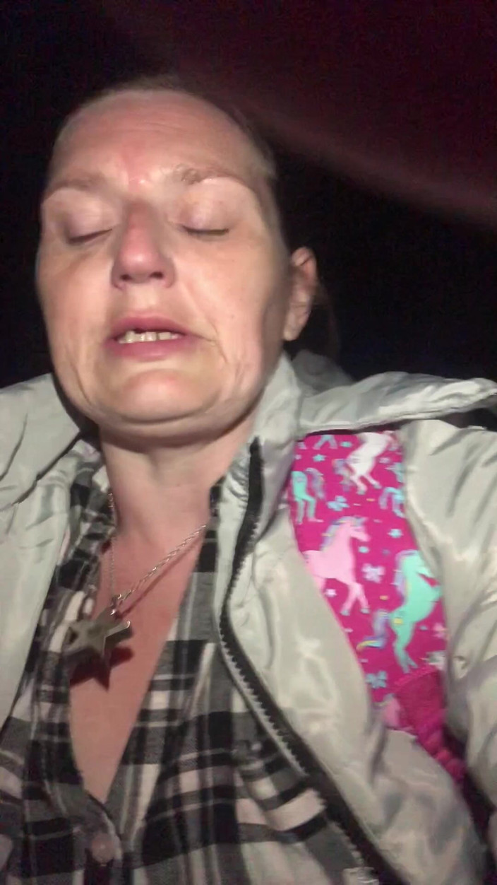 MistressWriggler: 夜に歩きながら冷やそうと胸を出しました