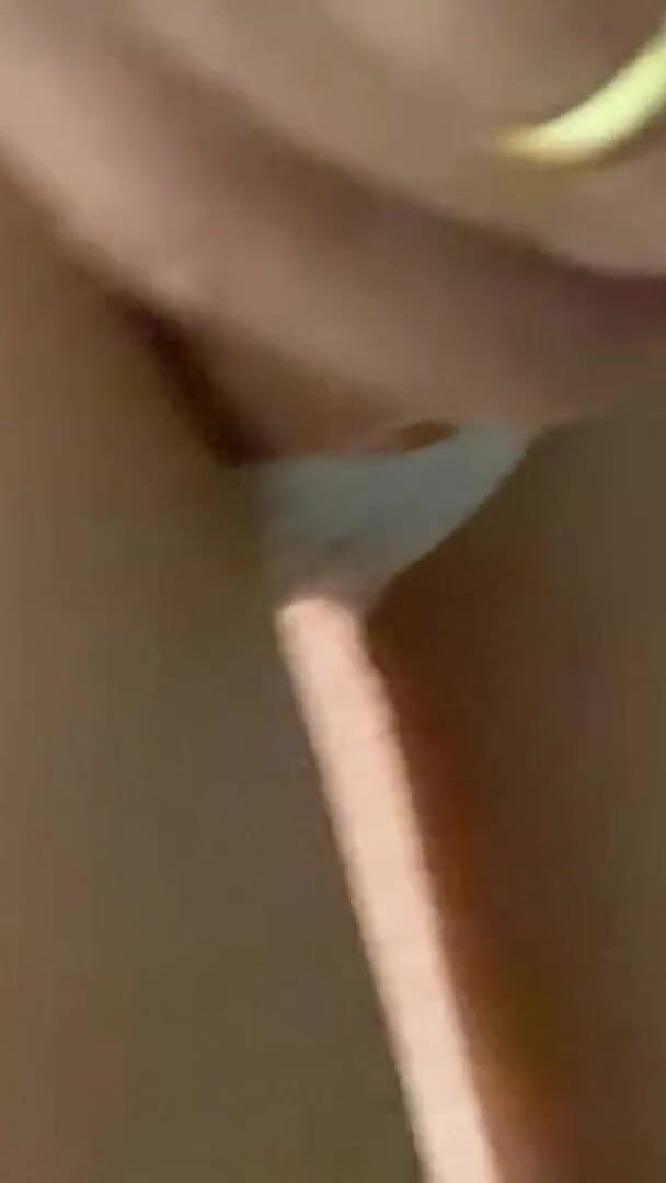 FoxyAleksa: Omg!!! Pantatku dicrot di dalam sama kontol cowok ini! Dia...
