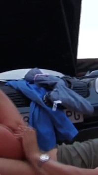 Propíchnutá holka je análně ošukaná v autě