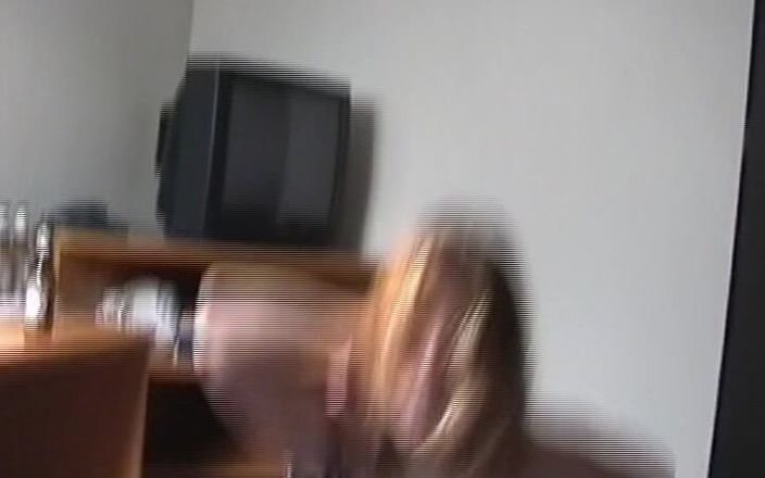 Deutsche Camgirls: Německá holka v punčochách bere ptáka do kundy