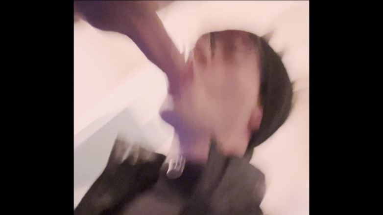 Gabriel Faggot: 年轻的 Twink gabriel 吮吸爷爷并吞下大量精液！