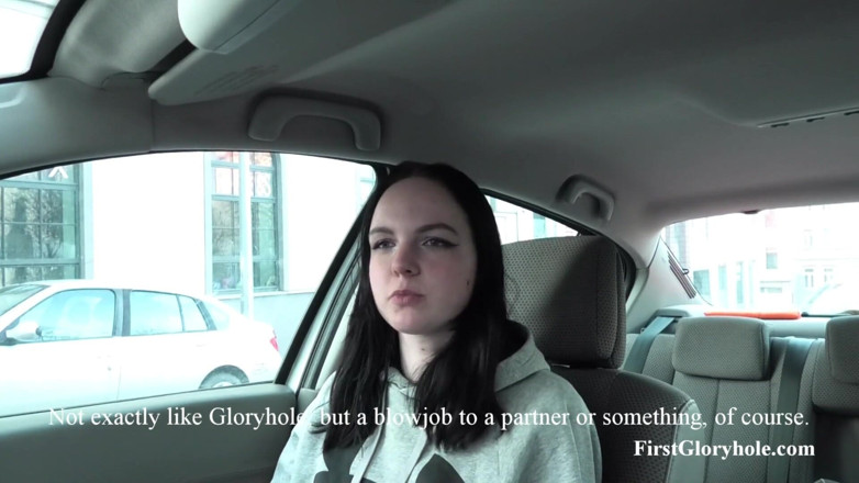 First Gloryhole: La studentessa di 18 anni di appena 15 anni ingoia 15men (video completo)