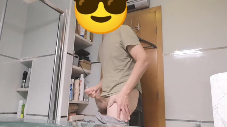 Rafael Torreano: Tipul fierbinte netedă lenjerie intimă se masturbează și ejaculează în baie