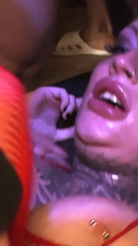 Vaginul unei MILF sorbe și suge tot laptele din vagin