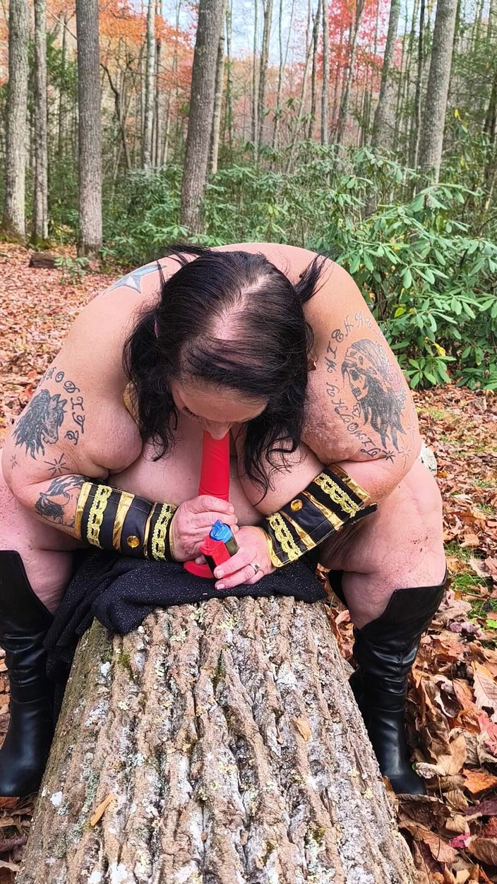 HerculesnVENUS: Ella encontró un consolador en el bosque va a ser...