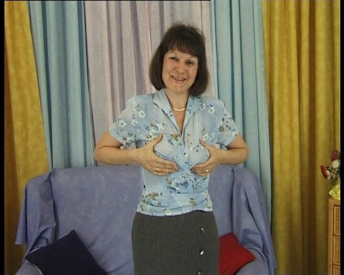 YOUR FIRST PORN: Hausfrau Janine - Geil Auf Muschi Rasieren und Dildospiele - 主婦ジャニーン - プッシーシェービングとディルドプレイのための角質