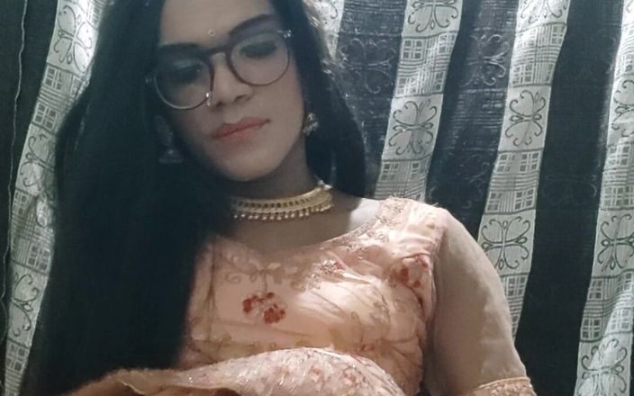 Keerthanakeerthi95: India travesti acabando en tradicional lehanga y comiendo su propio...