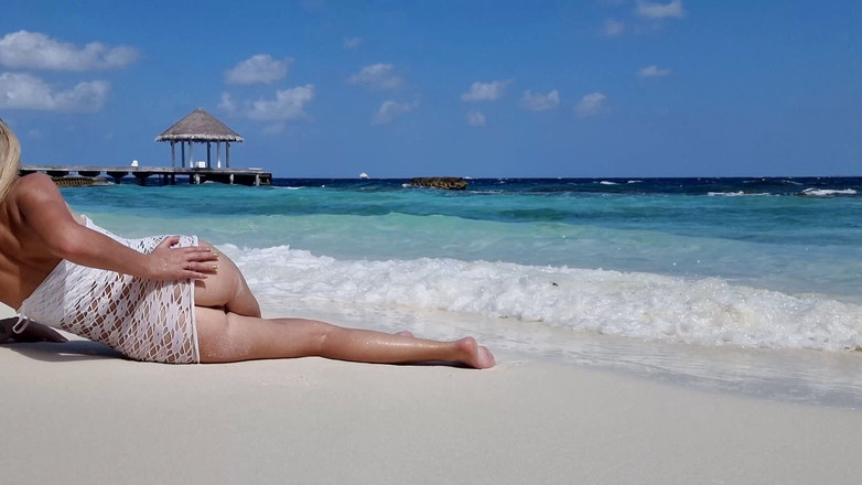 TheloveStory: 在户外不穿内裤的性感少女的热屁股