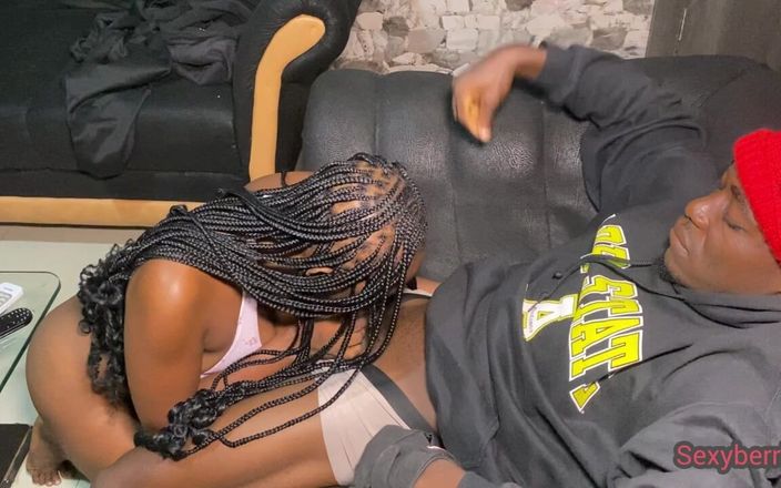 Sexy Berrie: Podvádějící přítelkyně s velkým pérem šuká přítele spolubydlícího
