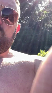 Fumando meu charuto ao ar livre no calor do verão