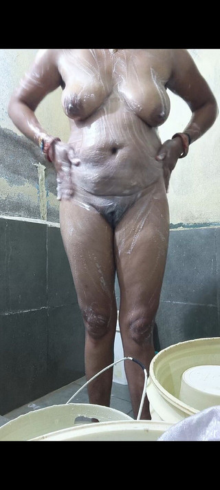 Kavita Rani: Dnes nebyl nikdo doma, tak jsem se vykoupal, otevřená koupel,...