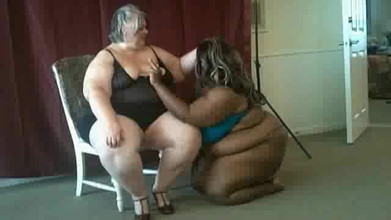 BBW nurse Vicki adventures with friends: Model ssbbw cokelat dan cream berpose tertawa