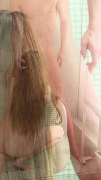 De engelachtige lieverd zit onder de douche, als een verwende cowgirl op schoot bij hem