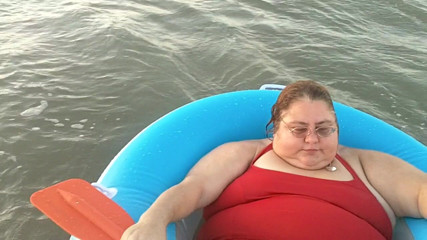 BBW nurse Vicki adventures with friends: Non divertente avventura in barca!