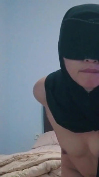 Indo 2026 - Vacker hijabfru i munnen - spännande samtal
