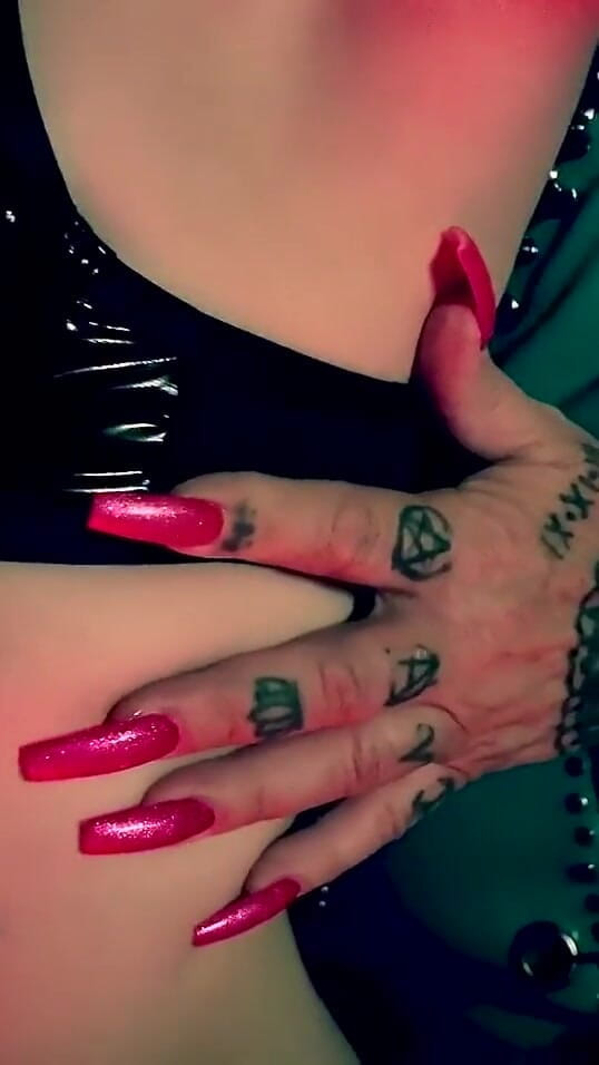 Domina Dark: Petite Emo Girls - primeira sessão de bdsm