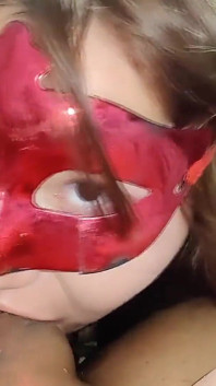Elle savoure une grosse bite jusqu'à ce qu'elle extrait tout le sperme pour la faire cuire et la manger