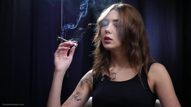 Russian Smokers: 19 jahre alte brünette raucht 100mm korken-zigarette