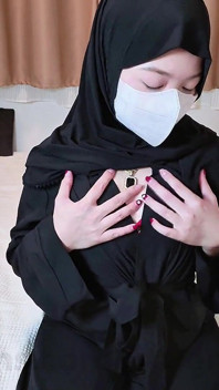 Ein Freches Malaysisches Hijabi-mädchen Macht Porno, Der Ihren Arsch in Abaya Vorführt