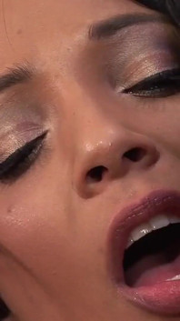 Aksi hot lesbian kaia kane dan romana ryder yang lagi asik muasin memeknya pakai mainan seks