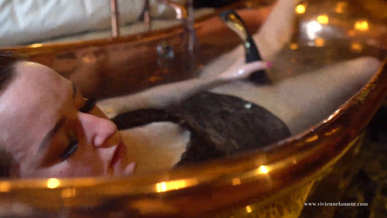 Vivienne l'Amour: Vivienne L'amour - penggetar mandi tembaga melancap