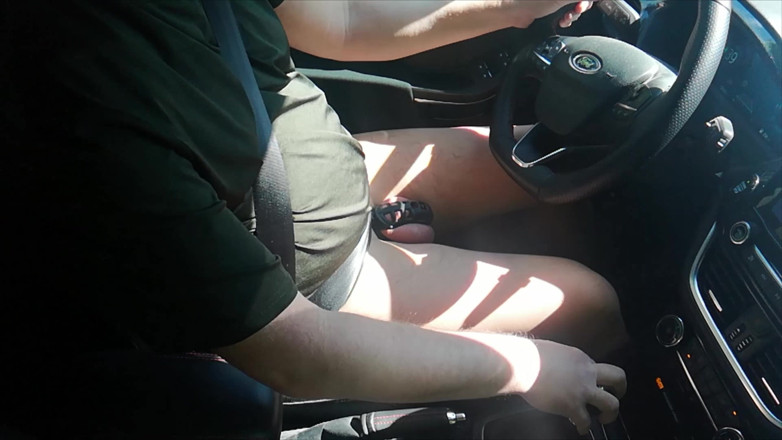 Carmen_Nylonjunge: Kleiner Penis Im Käfig Beim Autofahren in Strumpfhose