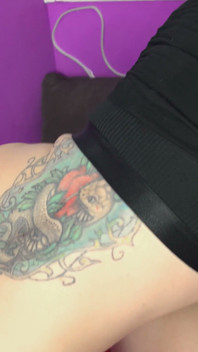 Une maîtresse utilise son esclave fatigué pour baiser