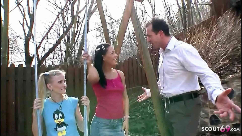 Full porn collection: Два миниатюрных юных юных снимают для первого анального траха старый мужик в тройничке ЖЖМ