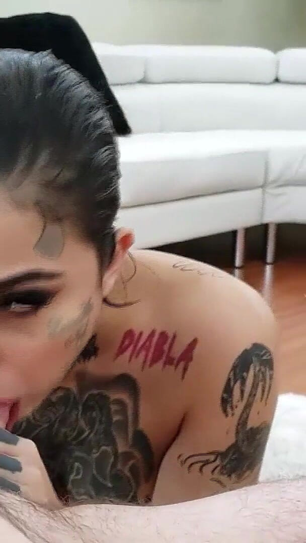 Nookies: Genevieve Sinn: pieza caliente tatuada drena hasta la última gota en...