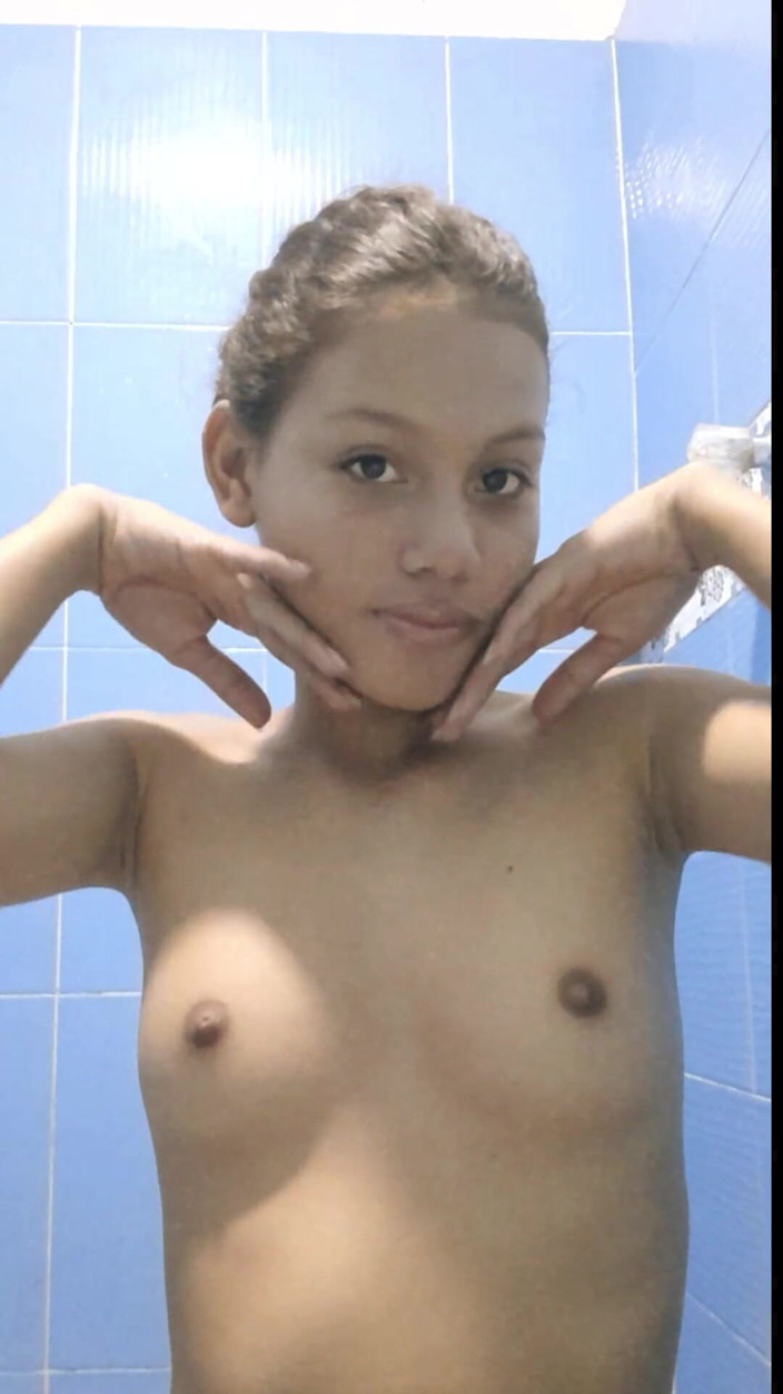 kafesexxx: Tengere 18-jarige stiefzus met kleine tieten stuurde haar hete video met...