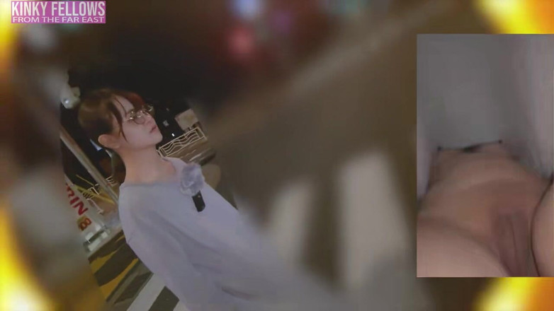 Asian happy ending: 연약한 상속녀의 열기는 자연스럽고 풍부한 아름다움으로서 위험한 임시 부스 안에서 따뜻한 입 안의 지지를 제공합니다.