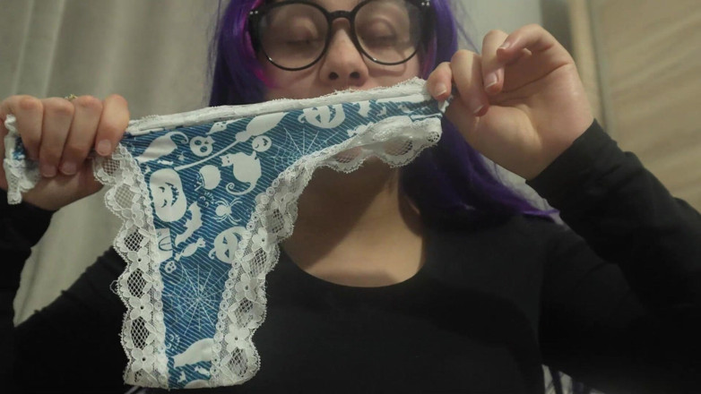 AmayaMori: 使い古したパンティでくしゃみが出るけど、逆に濡れてしまうだけだ