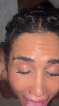 Getatoeëerde milf zuigt de vriendin van haar zus Tobi droog