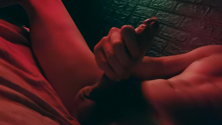 SEXY_GUYBEST: बहुत जोश से रात में एक विशाल लंड हस्तमैथुन करती है और कराहती है!