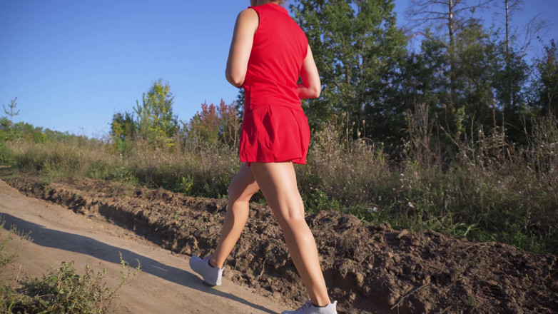 Teasecombo 4K: 穿着短裙的女孩在户外散步并露出屁股