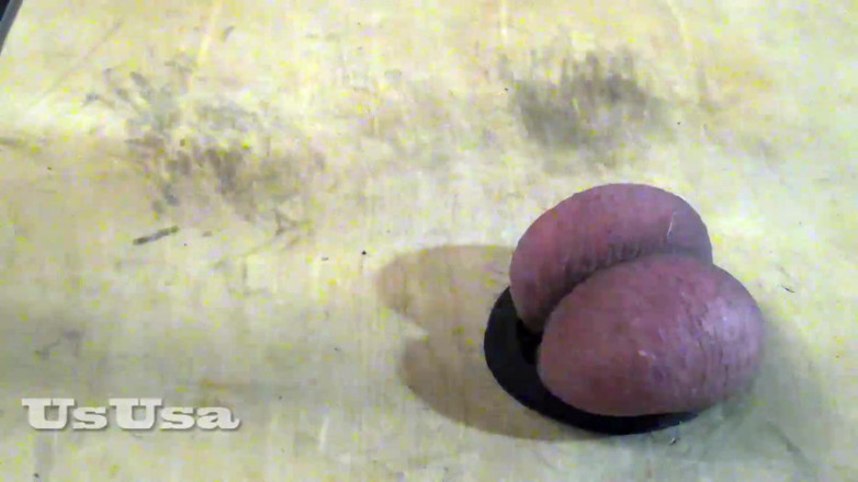 UsUsa for Men: Ballbusting mit einem gummischwanz
