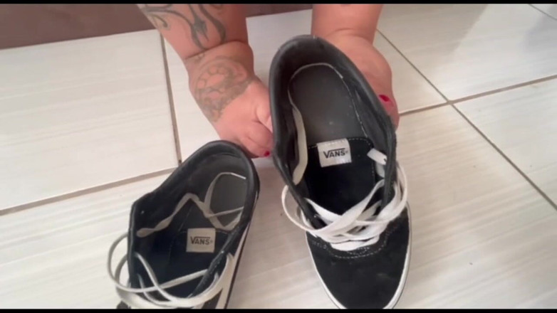 Mary Jhuana: POV lecke meine verschwitzten Füße vom Spaziergang