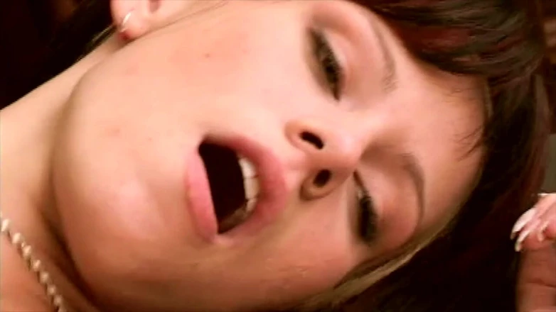 Inhonorof porn: Une belle fille sexy suce et prend une bite bien...