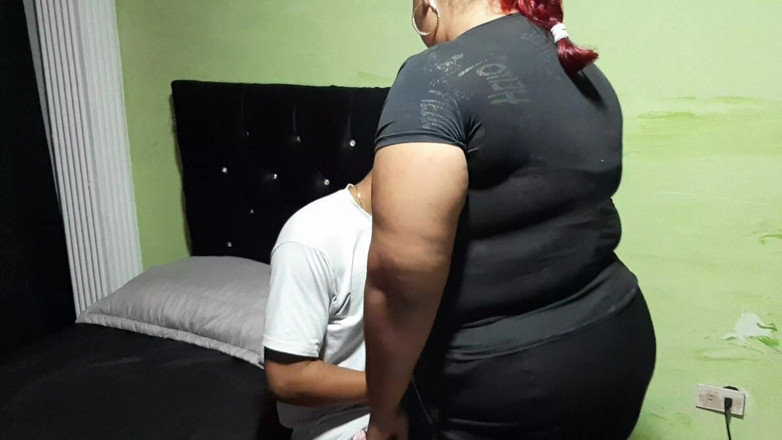 Victor y Brandy: The Horny Maid Gives Me a Delicious Blowjob While Nobody...