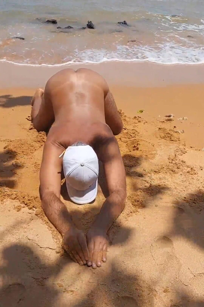 Ladysilvas: Ladysilva pokazując swoją gorącą dupę na plaży nago