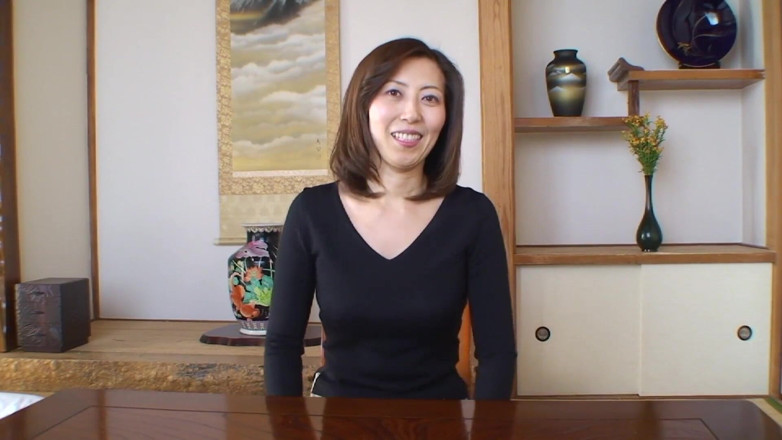 Asian Mature Climax: 갈색 머리 아시아 밀프 스트립과 그녀가 있어 보여