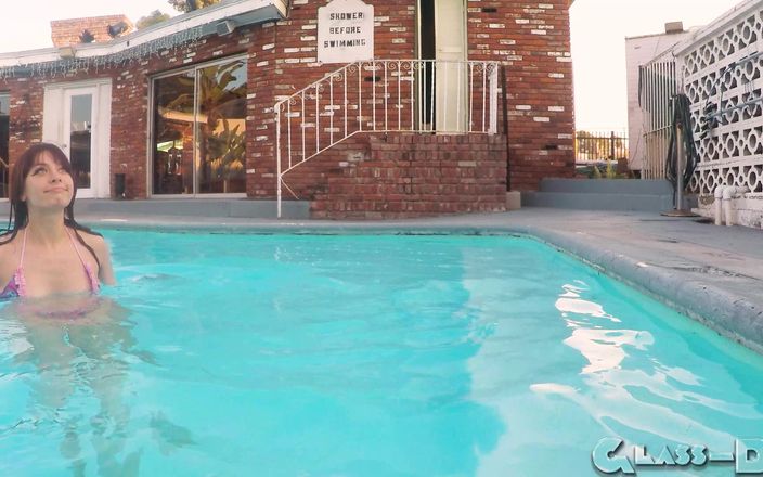 GLASSDP: Scarlett Johnson chupa pau na piscina