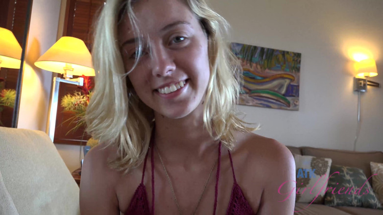 ATK Fans (Girlfriends): Haley si unisce a te sul divano in modo da...