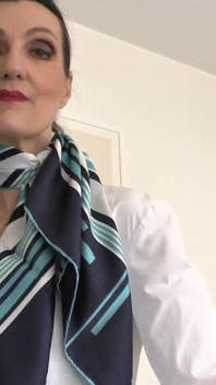 Prezentare de modă cu eșarfe de mătase, JOI, Lady Victoria Valente