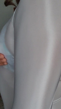 Atasan Tembus Putih dan Bra Pointy Vintage