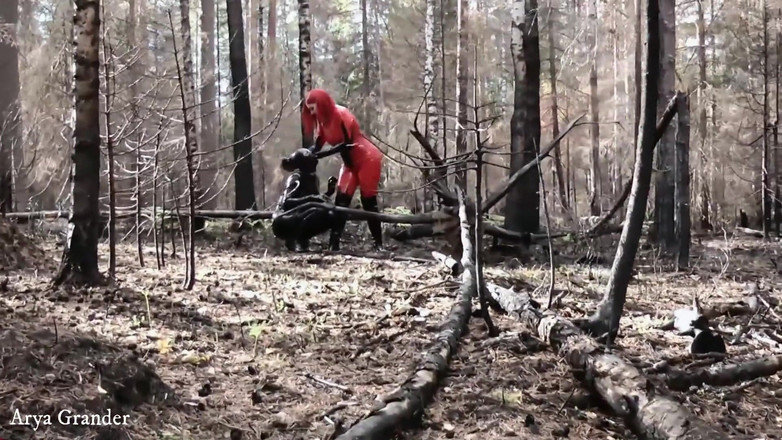 Arya Grander: Lateks lastik aşağılama açık havada