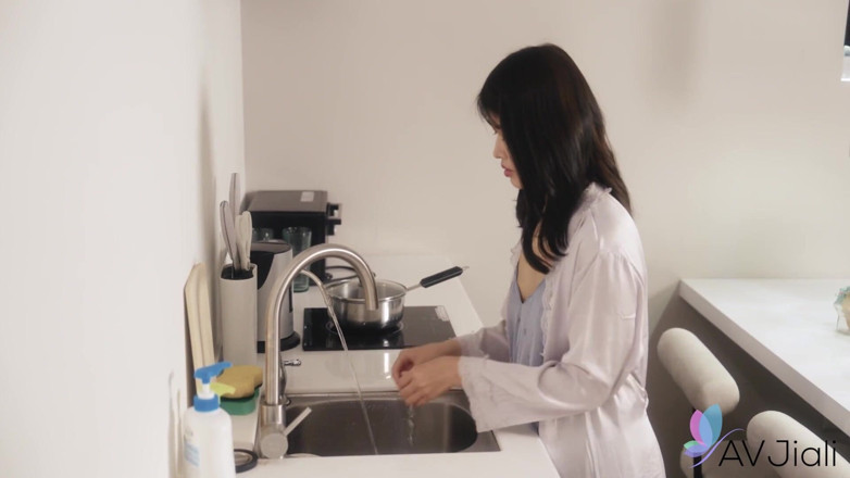 AV Jiali: Ye Chenxin bị con trai riêng của cô ấy đụ