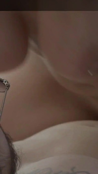 È venuto a mettere la crema solare sul mio corpo e non ho potuto resistere, ho fatto sesso con lui proprio lì nel club