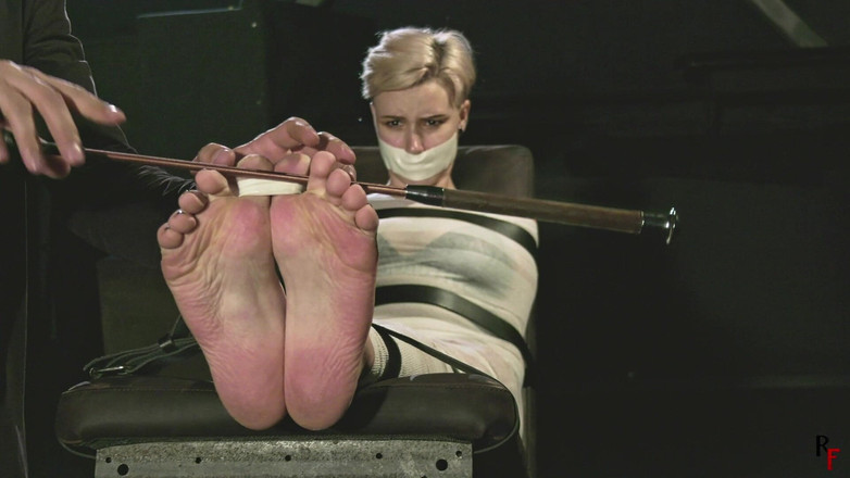 RF studio: Bastinado e tormento del piede per Astrid nella mummificazione