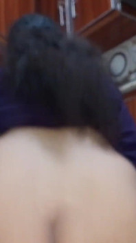 Marido indiano faz sexo com sua esposa na cozinha